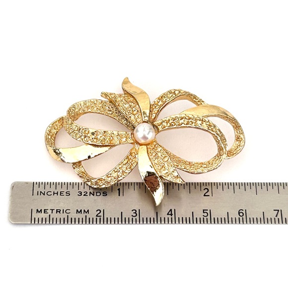 Gerry’s Signed Gold Tone Faux Pearl Vintage Brooch - Picture 2 of 8